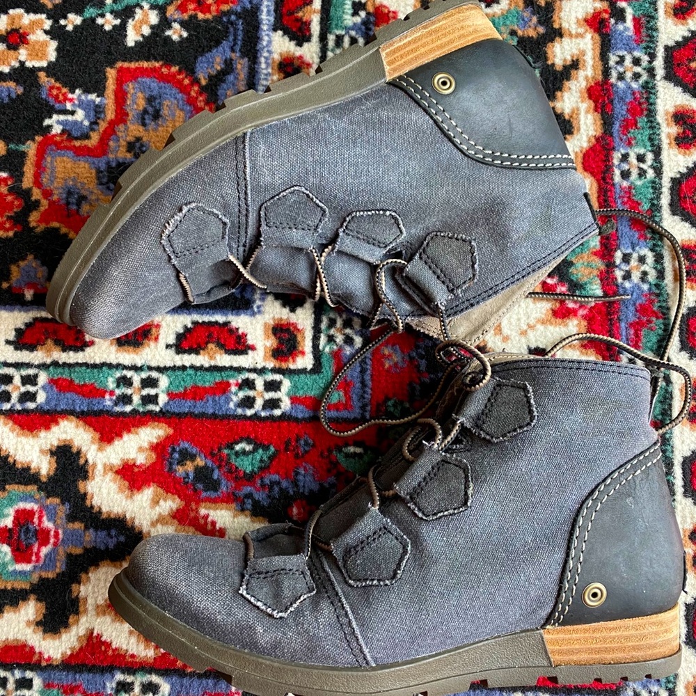 Grey sorel boots